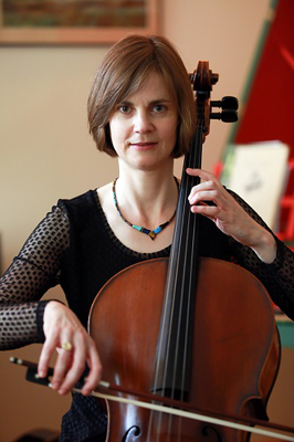Portrait Alena Forrester mit ihrem Cello
