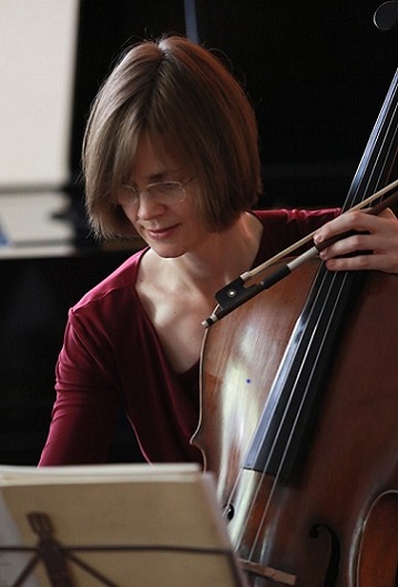 Alena Forrester beim Cello spielen